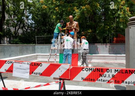 Una veduta della statua di Indro Montanelli durante la pulizia dopo che fu vandalizzata con vernice rossa nel parco a lui dedicato il 14 giugno 2020 a Milano. È la prima statua danneggiata in Italia dopo l’ondata di proteste antirazziste in tutto il mondo a seguito della morte di George Floyd negli Stati Uniti. (Foto di Alessandro Bremec/NurPhoto) Foto Stock