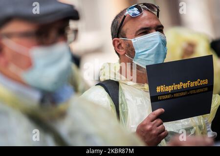 Dimostrazione del settore fotografico in Piazza Montecitorio, sede della Camera dei deputati, i professionisti del settore video fotografico chiedono sostegno economico al governo, data la grave crisi economica che ha colpito il settore, con la pandemia del Covid19 del 16 giugno 2020 a Roma. L'intero paese sta tornando alla normalità dopo più di due mesi di blocco nazionale per frenare la diffusione del Covid-19. (Foto di Andrea Ronchini/NurPhoto) Foto Stock