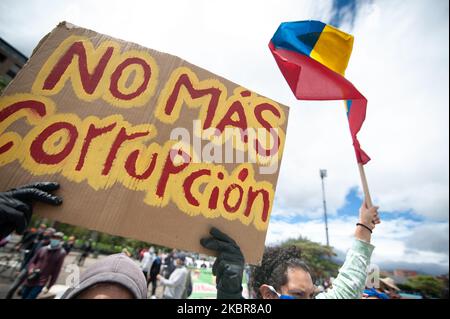 Un dimostratore porta un segno che dice in spagnolo 'non più corruzione governativa' durante il movimento del 15J delle manifestazioni di sciopero nazionale in Colombia, dimostrazioni contro il governo del presidente Ivan Duque, il 15 giugno 2020 a Bogota, Colombia (Foto di Sebastian Barros/NurPhoto) Foto Stock