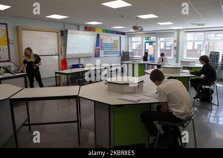 Un insegnante davanti ad una classe di alunni dell'anno 10 . Ortu Gable Hall School a Corringham, Essex torna dopo una lunga pausa a causa della pandemia COVID-19 martedì 16th giugno 2020. (Foto di Jacques Feeney/MI News/NurPhoto) Foto Stock