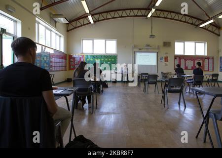 Un insegnante davanti ad una classe di alunni dell'anno 12. Ortu Gable Hall School a Corringham, Essex torna dopo una lunga pausa a causa della pandemia COVID-19 martedì 16th giugno 2020. (Foto di Jacques Feeney/MI News/NurPhoto) Foto Stock