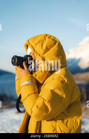 Un giovane fotografo maschile nell'artico Foto Stock