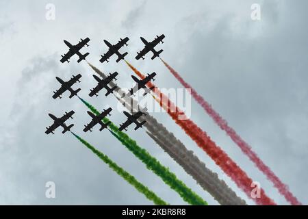 Roma, Italia. 04th Nov 2022. Altare della Patria (Roma), 4 novembre 2022 il passaggio della frecce Tricolori sul cielo di Roma per la Festa dell'unità d'Italia e delle forze Armate altare della Patria (Roma), 4 novembre, 2022 il passaggio della frecce Tricolori sui cieli di Roma per la Festa dell'unità Italiana e delle forze Armate Credit: Independent Photo Agency/Alamy Live News Foto Stock