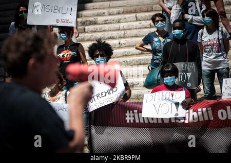 Migranti e rifugiati del gruppo Baobab protestano durante una manifestazione per chiedere diritti ai migranti, a Campidoglio (Campidoglio), a Roma, Italia, il 17 giugno 2020, mentre prosegue la terza fase del piano di uscita per il blocco. Molte imprese italiane continuano a riaprirsi dopo più di tre mesi di una chiusura a livello nazionale destinata a frenare la diffusione di Covid-19. (Foto di Andrea Ronchini/NurPhoto) Foto Stock