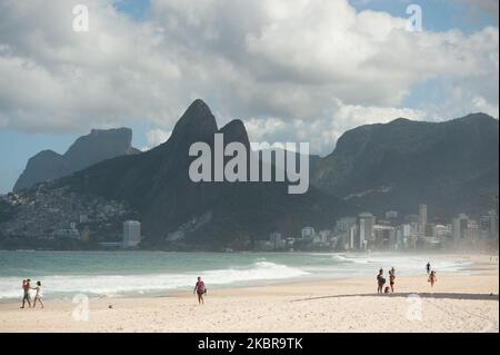 I bagnanti sono visti sulla spiaggia di Ipanema, situata nella zona sud della città di Rio de Janeiro, Brasile il 17 giugno 2020. Le autorità locali avviano la seconda delle sei fasi dell'alleggerimento della quarantena, in cui alcuni servizi e attività possono tornare mentre lavorano rispettando come restrizioni di distanza sociale. (Foto di Allan Carvalho/NurPhoto) Foto Stock