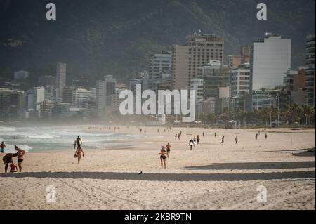 I bagnanti sono visti sulla spiaggia di Ipanema, situata nella zona sud della città di Rio de Janeiro, Brasile il 17 giugno 2020. Le autorità locali avviano la seconda delle sei fasi dell'alleggerimento della quarantena, in cui alcuni servizi e attività possono tornare mentre lavorano rispettando come restrizioni di distanza sociale. (Foto di Allan Carvalho/NurPhoto) Foto Stock