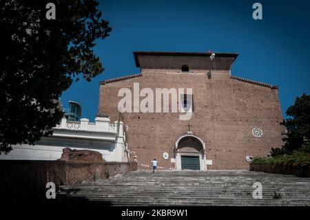 Sono in corso lavori di monitoraggio per verificare lo stato di conservazione della Basilica di Santa Maria in Aracoeli a Roma, Italia, il 17 giugno 2020 con opere acrobatiche. (Foto di Andrea Ronchini/NurPhoto) Foto Stock