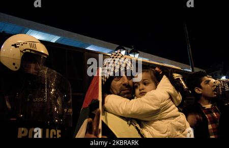 Manifestazione massiccia ad Atene, in Grecia, il 8 dicembre 2017 contro la decisione di Trump di riconoscere Gerusalemme come ''la capitale d'Israele''. I palestinesi di tutte le età, uomini, donne e bambini, sono sortiti fino all'ambasciata americana con bandiere, bandiere palestinesi, cartelli improvvisati e hanno denunciato lo stato assassino sionista di Israele e degli Stati Uniti. Al loro fianco sono state trovate migliaia di sostenitori che hanno scosso slogan come ''Liberazione della Palestina'', ''non c'è pace senza giustizia, mani fuori Palestina''. I manifestanti si sono Uniti alla loro voce con i palestinesi nella striscia di Gaza e l'noi Foto Stock