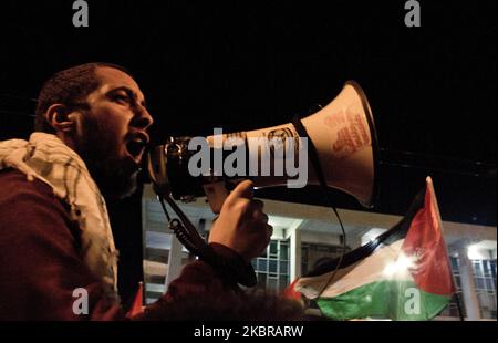 Manifestazione massiccia ad Atene, in Grecia, il 8 dicembre 2017 contro la decisione di Trump di riconoscere Gerusalemme come ''la capitale d'Israele''. I palestinesi di tutte le età, uomini, donne e bambini, sono sortiti fino all'ambasciata americana con bandiere, bandiere palestinesi, cartelli improvvisati e hanno denunciato lo stato assassino sionista di Israele e degli Stati Uniti. Al loro fianco sono state trovate migliaia di sostenitori che hanno scosso slogan come ''Liberazione della Palestina'', ''non c'è pace senza giustizia, mani fuori Palestina''. I manifestanti si sono Uniti alla loro voce con i palestinesi nella striscia di Gaza e l'noi Foto Stock