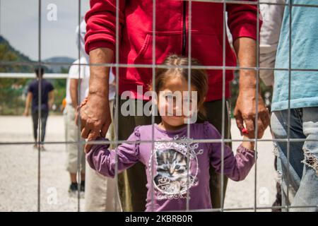 I bambini sono visti nel campo profughi di Malakasa ad Atene, in Grecia, il 12 aprile 2020. Il primo caso di COVID-19 è stato identificato il 5 aprile. Il campo fu immediatamente messo sotto quarantena. (Foto di Orestis Ilias/NurPhoto) Foto Stock