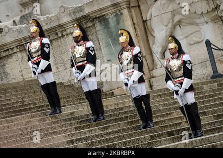 Roma, Italia. 04th Nov 2022. Altare della Patria (Roma), 4 novembre 2022 i Corazzieri si sono schierati lungo la scalinata dell'altare della Patria altare della Patria (Roma), 4 novembre 2022 i Corazzieri hanno schierato lungo la scalinata dell'altare della Patria Credit: Independent Photo Agency/Alamy Live News Foto Stock
