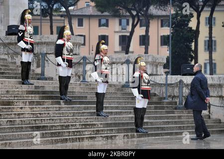Roma, Italia. 04th Nov 2022. Altare della Patria (Roma), 4 novembre 2022 i Corazzieri si sono schierati lungo la scalinata dell'altare della Patria altare della Patria (Roma), 4 novembre 2022 i Corazzieri hanno schierato lungo la scalinata dell'altare della Patria Credit: Independent Photo Agency/Alamy Live News Foto Stock