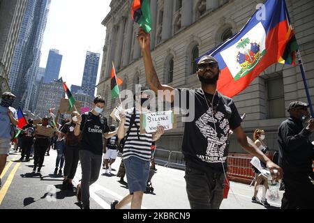 Le persone marciano attraverso la città, e passano vicino al terreno di sepoltura Africano National Monument, il 155th ° anniversario del Junetsex a New York City, US, 19 giugno 2020. La più antica commemorazione nazionale della fine della schiavitù, datata 19 giugno 1865. In quella data, i soldati dell'Unione sono arrivati a Galveston Texas e hanno annunciato la fine della guerra civile e che tutti gli schiavi sono liberi secondo la legge federale. (Foto di John Lamparski/NurPhoto) Foto Stock