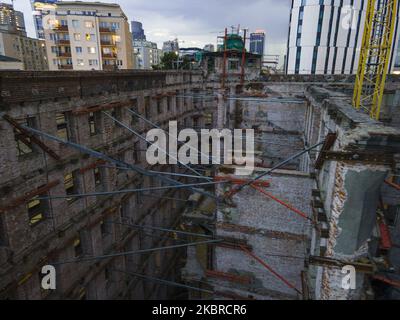 La casa di tenement Wolf Krongold è stata vista ristrutturazione nel quartiere di Wola il 19 giugno 2020 a Varsavia, Polonia. L'edificio Wolf Krongold, conosciuto anche come 'Pechino', dialetto locale per una casa di locazione sovraffollata, è un edificio del 19th ° secolo ridesignato ad alloggi comunali dopo la seconda guerra mondiale. L'edificio è rimasto vuoto dopo il 2003 per motivi di sicurezza. È stata realizzata una serie di documentari e televisive sulle ultime famiglie che vivono nell'edificio. Attualmente l'edificio e' stato trasformato in un complesso di appartamenti di lusso. (Foto di Jaap Arriens/NurPhoto) Foto Stock