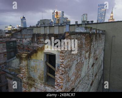 La casa di tenement Wolf Krongold è stata vista ristrutturazione nel quartiere di Wola il 19 giugno 2020 a Varsavia, Polonia. L'edificio Wolf Krongold, conosciuto anche come 'Pechino', dialetto locale per una casa di locazione sovraffollata, è un edificio del 19th ° secolo ridesignato ad alloggi comunali dopo la seconda guerra mondiale. L'edificio è rimasto vuoto dopo il 2003 per motivi di sicurezza. È stata realizzata una serie di documentari e televisive sulle ultime famiglie che vivono nell'edificio. Attualmente l'edificio e' stato trasformato in un complesso di appartamenti di lusso. (Foto di Jaap Arriens/NurPhoto) Foto Stock