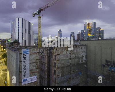 La casa di tenement Wolf Krongold è stata vista ristrutturazione nel quartiere di Wola il 19 giugno 2020 a Varsavia, Polonia. L'edificio Wolf Krongold, conosciuto anche come 'Pechino', dialetto locale per una casa di locazione sovraffollata, è un edificio del 19th ° secolo ridesignato ad alloggi comunali dopo la seconda guerra mondiale. L'edificio è rimasto vuoto dopo il 2003 per motivi di sicurezza. È stata realizzata una serie di documentari e televisive sulle ultime famiglie che vivono nell'edificio. Attualmente l'edificio e' stato trasformato in un complesso di appartamenti di lusso. (Foto di Jaap Arriens/NurPhoto) Foto Stock