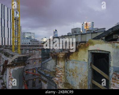 La casa di tenement Wolf Krongold è stata vista ristrutturazione nel quartiere di Wola il 19 giugno 2020 a Varsavia, Polonia. L'edificio Wolf Krongold, conosciuto anche come 'Pechino', dialetto locale per una casa di locazione sovraffollata, è un edificio del 19th ° secolo ridesignato ad alloggi comunali dopo la seconda guerra mondiale. L'edificio è rimasto vuoto dopo il 2003 per motivi di sicurezza. È stata realizzata una serie di documentari e televisive sulle ultime famiglie che vivono nell'edificio. Attualmente l'edificio e' stato trasformato in un complesso di appartamenti di lusso. (Foto di Jaap Arriens/NurPhoto) Foto Stock