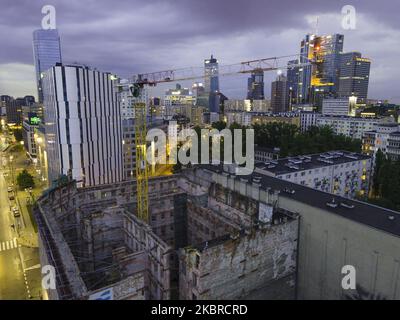 La casa di tenement Wolf Krongold è stata vista ristrutturazione nel quartiere di Wola il 19 giugno 2020 a Varsavia, Polonia. L'edificio Wolf Krongold, conosciuto anche come 'Pechino', dialetto locale per una casa di locazione sovraffollata, è un edificio del 19th ° secolo ridesignato ad alloggi comunali dopo la seconda guerra mondiale. L'edificio è rimasto vuoto dopo il 2003 per motivi di sicurezza. È stata realizzata una serie di documentari e televisive sulle ultime famiglie che vivono nell'edificio. Attualmente l'edificio e' stato trasformato in un complesso di appartamenti di lusso. (Foto di Jaap Arriens/NurPhoto) Foto Stock