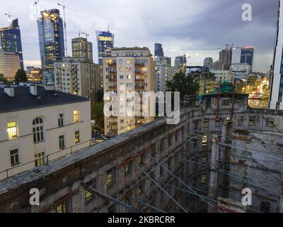 La casa di tenement Wolf Krongold è stata vista ristrutturazione nel quartiere di Wola il 19 giugno 2020 a Varsavia, Polonia. L'edificio Wolf Krongold, conosciuto anche come 'Pechino', dialetto locale per una casa di locazione sovraffollata, è un edificio del 19th ° secolo ridesignato ad alloggi comunali dopo la seconda guerra mondiale. L'edificio è rimasto vuoto dopo il 2003 per motivi di sicurezza. È stata realizzata una serie di documentari e televisive sulle ultime famiglie che vivono nell'edificio. Attualmente l'edificio e' stato trasformato in un complesso di appartamenti di lusso. (Foto di Jaap Arriens/NurPhoto) Foto Stock