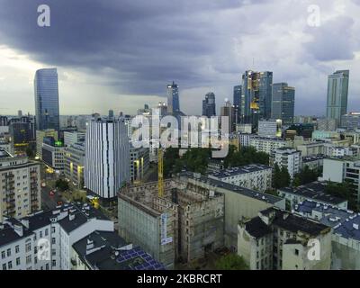 La casa di tenement Wolf Krongold è stata vista ristrutturazione nel quartiere di Wola il 19 giugno 2020 a Varsavia, Polonia. L'edificio Wolf Krongold, conosciuto anche come 'Pechino', dialetto locale per una casa di locazione sovraffollata, è un edificio del 19th ° secolo ridesignato ad alloggi comunali dopo la seconda guerra mondiale. L'edificio è rimasto vuoto dopo il 2003 per motivi di sicurezza. È stata realizzata una serie di documentari e televisive sulle ultime famiglie che vivono nell'edificio. Attualmente l'edificio e' stato trasformato in un complesso di appartamenti di lusso. (Foto di Jaap Arriens/NurPhoto) Foto Stock