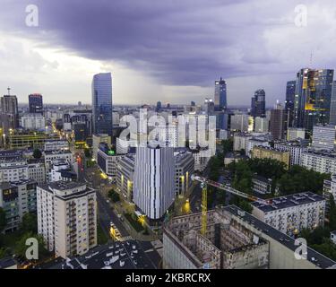 La casa di tenement Wolf Krongold è stata vista ristrutturazione nel quartiere di Wola il 19 giugno 2020 a Varsavia, Polonia. L'edificio Wolf Krongold, conosciuto anche come 'Pechino', dialetto locale per una casa di locazione sovraffollata, è un edificio del 19th ° secolo ridesignato ad alloggi comunali dopo la seconda guerra mondiale. L'edificio è rimasto vuoto dopo il 2003 per motivi di sicurezza. È stata realizzata una serie di documentari e televisive sulle ultime famiglie che vivono nell'edificio. Attualmente l'edificio e' stato trasformato in un complesso di appartamenti di lusso. (Foto di Jaap Arriens/NurPhoto) Foto Stock