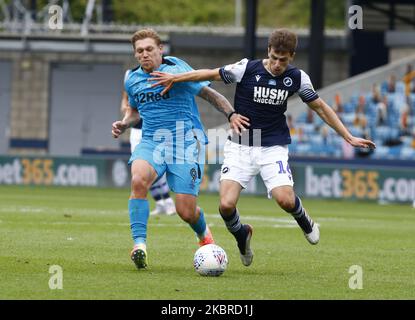 Martyn Waghorn della contea di Derby e Jayson Molumby di Millwall durante il campionato EFL Sky Bet tra Millwall e Derby County al Den Stadium, Londra il 20th giugno 2020 (Photo by Action Foto Sport/NurPhoto) Foto Stock