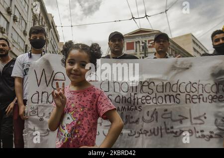 I migranti che vivono in Grecia partecipano a una protesta in occasione della Giornata Mondiale del Rifugiato ad Atene, in Grecia, 20 giugno 2020. (Foto di Dimitris Lampropoulos/NurPhoto) Foto Stock