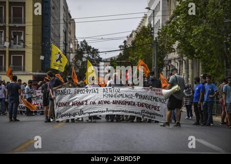 I migranti che vivono in Grecia partecipano a una protesta in occasione della Giornata Mondiale del Rifugiato ad Atene, in Grecia, 20 giugno 2020. (Foto di Dimitris Lampropoulos/NurPhoto) Foto Stock