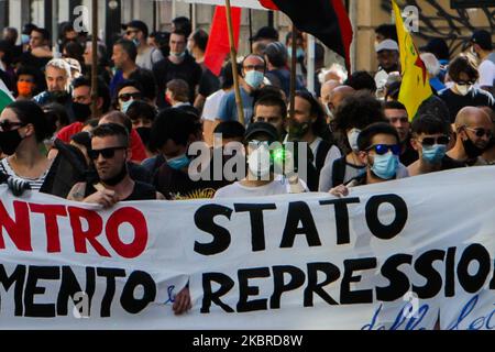 Rally di manifestanti anarchici contro la regione e il Governo italiano in Via Padova e Piazzale Loreto, Milano, Italia il 20 giugno 2020 (Foto di Mairo Cinquetti/NurPhoto) Foto Stock