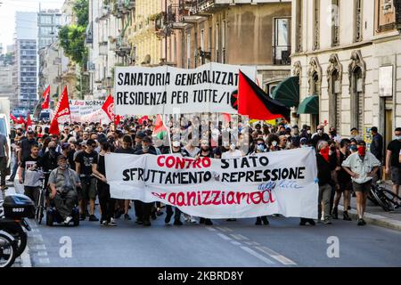 Rally di manifestanti anarchici contro la regione e il Governo italiano in Via Padova e Piazzale Loreto, Milano, Italia il 20 giugno 2020 (Foto di Mairo Cinquetti/NurPhoto) Foto Stock