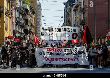 Rally di manifestanti anarchici contro la regione e il Governo italiano in Via Padova e Piazzale Loreto, Milano, Italia il 20 giugno 2020 (Foto di Mairo Cinquetti/NurPhoto) Foto Stock