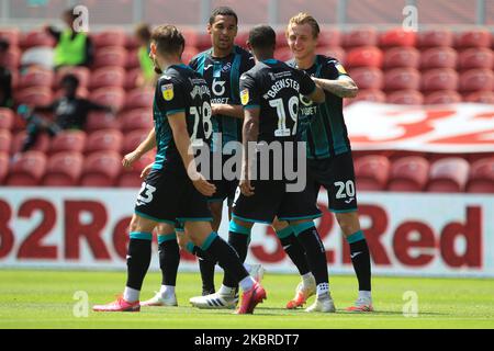 Ben Wilmot di Swansea City si congratula con Rhian Brewster dopo aver segnato il 2nd° gol durante la partita del campionato Sky Bet tra Middlesbrough e Swansea City al Riverside Stadium, Middlesbrough, Inghilterra il 20 giugno 2020. (Foto di Mark Fletcher/MI News/NurPhoto) Foto Stock