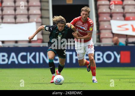 Il Conor Gallagher di Swansea City combatte per il possesso della palla con la Lewis Wing di Middlesbrough durante la partita di Sky Bet Championship tra Middlesbrough e Swansea City al Riverside Stadium, Middlesbrough, Inghilterra il 20 giugno 2020. (Foto di Mark Fletcher/MI News/NurPhoto) Foto Stock