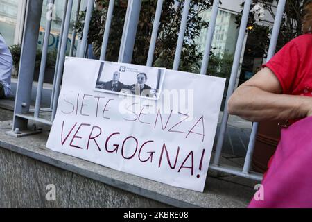 Protesta in Piazza Duomo e sotto la sede della Regione Lombardia contro la gestione della Regione Lombardia di Attilio Fontana e Giulio Gallera, Milano, Italia il 20 giugno 2020 (Foto di Mairo Cinquetti/NurPhoto) Foto Stock