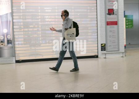 Passeggeri visti con le maschere facciali obbligatorie all'aeroporto internazionale ATH LGAV di Atene, in Grecia, il 18 giugno 2020, dopo la quarantena di Coronavirus e le restrizioni di viaggio. I passeggeri che indossano maschere e guanti, utilizzano disinfettanti per le mani come misura preventiva contro la diffusione della pandemia COVID-19. La Grecia e l'Europa hanno chiuso a lungo le frontiere per le persone al di fuori dell'Europa e della zona Schengen, ma la Grecia ha iniziato a revocare il divieto di circolazione dal 15 giugno 2020 per i paesi della zona Schengen e il 1 luglio 2020 si arriverà a un maggiore allentamento. I passeggeri in arrivo sono soggetti al decor Foto Stock