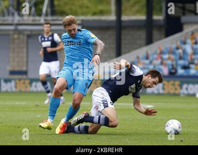Martyn Waghorn della contea di Derby e Jayson Molumby di Millwall durante il campionato EFL Sky Bet tra Millwall e Derby County al Den Stadium, Londra il 20th giugno 2020 (Photo by Action Foto Sport/NurPhoto) Foto Stock
