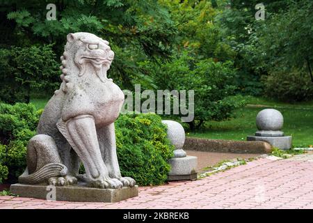 Yuzhno-Sakhalinsk, Russia - 05 agosto 2022: Statua giapponese tradizionale di un leone di pietra all'ingresso del Museo Sakhalin di Lore locale Foto Stock