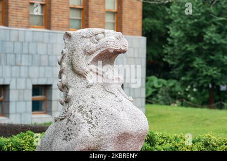 Yuzhno-Sakhalinsk, Russia - 05 agosto 2022: Statua giapponese tradizionale di un leone di pietra all'ingresso del Museo Sakhalin di Lore locale Foto Stock