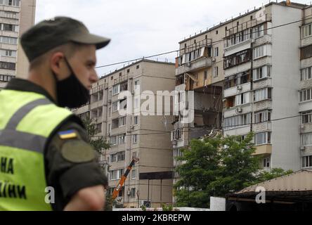 Una visione generale di un edificio di appartamenti a più piani danneggiato dopo una sospetta esplosione di gas a Kiev, Ucraina, il 21 giugno 2020. Come risultato di esplosione ha ucciso almeno due persone con più non contabilizzato, come hanno riferito i media locali. (Foto di Str/NurPhoto) Foto Stock