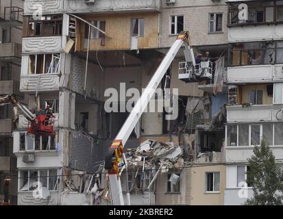 Una visione generale di un edificio di appartamenti a più piani danneggiato dopo una sospetta esplosione di gas a Kiev, Ucraina, il 21 giugno 2020. Come risultato di esplosione ha ucciso almeno due persone con più non contabilizzato, come hanno riferito i media locali. (Foto di Str/NurPhoto) Foto Stock