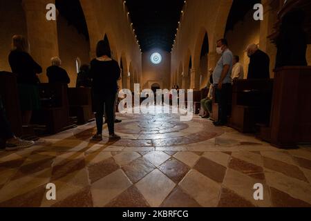 Solstizio d'estate giochi ed effetti di luce a Santa Maria di Collemaggio a l'Aquila, Italia, il 21 giugno 2020. Molta gente ogni anno va alla chiesa per vedere e scattare le foto a questo spettacolo. (Foto di Lorenzo di Cola/NurPhoto) Foto Stock