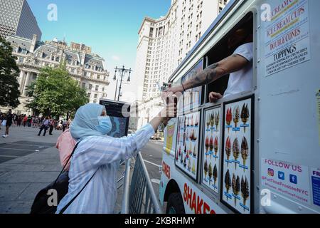 Manhattan entra nella fase 2 della riapertura a seguito delle restrizioni imposte per frenare la pandemia di coronavirus il 22 giugno 2020 a New York City. La fase 2 consente la riapertura di uffici, negozi al dettaglio, ristoranti all'aperto, barbieri e salotti di bellezza e numerose altre attività. La fase 2 è la seconda delle quattro fasi indicate dallo stato. (Foto di John Nacion/NurPhoto) Foto Stock