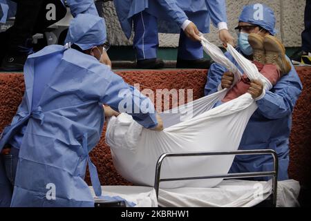 Questo pomeriggio, il personale medico del medico IMSS 160 a Iztapalapa, Messico, il 23 giugno 2020 ha effettuato un trapano a sorpresa per la gestione delle persone uccise da Covid-19. Per fare questo, un medico finse di essere una persona deceduta che è rimasto fermo su una barella mentre i suoi compagni hanno eseguito varie manovre per essere avvolto in fogli, essere trasferito ad un altro e rimosso dalla scena. (Foto di Gerardo Vieyra/NurPhoto) Foto Stock