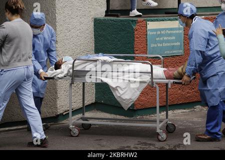 Questo pomeriggio, il personale medico del medico IMSS 160 a Iztapalapa, Messico, il 23 giugno 2020 ha effettuato un trapano a sorpresa per la gestione delle persone uccise da Covid-19. Per fare questo, un medico finse di essere una persona deceduta che è rimasto fermo su una barella mentre i suoi compagni hanno eseguito varie manovre per essere avvolto in fogli, essere trasferito ad un altro e rimosso dalla scena. (Foto di Gerardo Vieyra/NurPhoto) Foto Stock