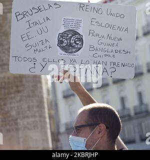 La gente protesta durante la Giornata internazionale contro l'inquinamento elettromagnetico e contro il 5G a Madrid, in Spagna, il 24 giugno 2020. (Foto di Oscar Gonzalez/NurPhoto) Foto Stock