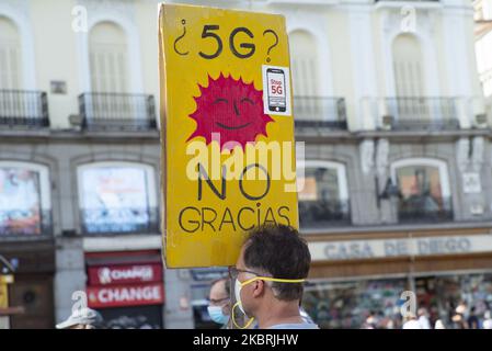 La gente protesta durante la Giornata internazionale contro l'inquinamento elettromagnetico e contro il 5G a Madrid, in Spagna, il 24 giugno 2020. (Foto di Oscar Gonzalez/NurPhoto) Foto Stock