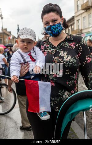 Una madre con un bambino con bandiera nazionale polacca è vista durante il presidente della Polonia, Andrzej Duda campagna presidenziale raduno a Radom, Polonia il 25 giugno 2020. Andrzej Duda visita Radom mentre la campagna presidenziale continua in Polonia. Le elezioni sono previste per il 28 giugno. (Foto di Dominika Zarzycka/NurPhoto) Foto Stock