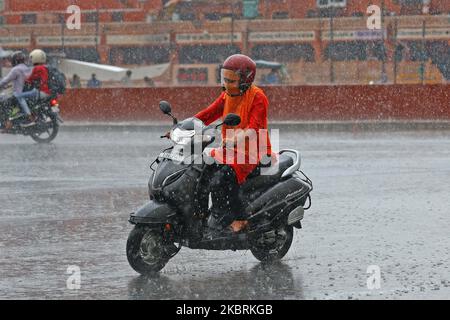 I pendolari si muovono attraverso la pioggia pesante alla città murata a Jaipur, Rajasthan,India,Giovedi, Giugno 25, 2020.(Photo by Vishal Bhatnagar/NurPhoto) Foto Stock