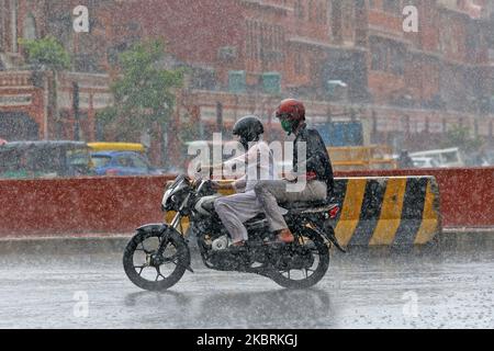 I pendolari si muovono attraverso la pioggia pesante alla città murata a Jaipur, Rajasthan,India,Giovedi, Giugno 25, 2020.(Photo by Vishal Bhatnagar/NurPhoto) Foto Stock