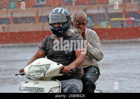 I pendolari si muovono attraverso la pioggia pesante alla città murata a Jaipur, Rajasthan,India,Giovedi, Giugno 25, 2020.(Photo by Vishal Bhatnagar/NurPhoto) Foto Stock